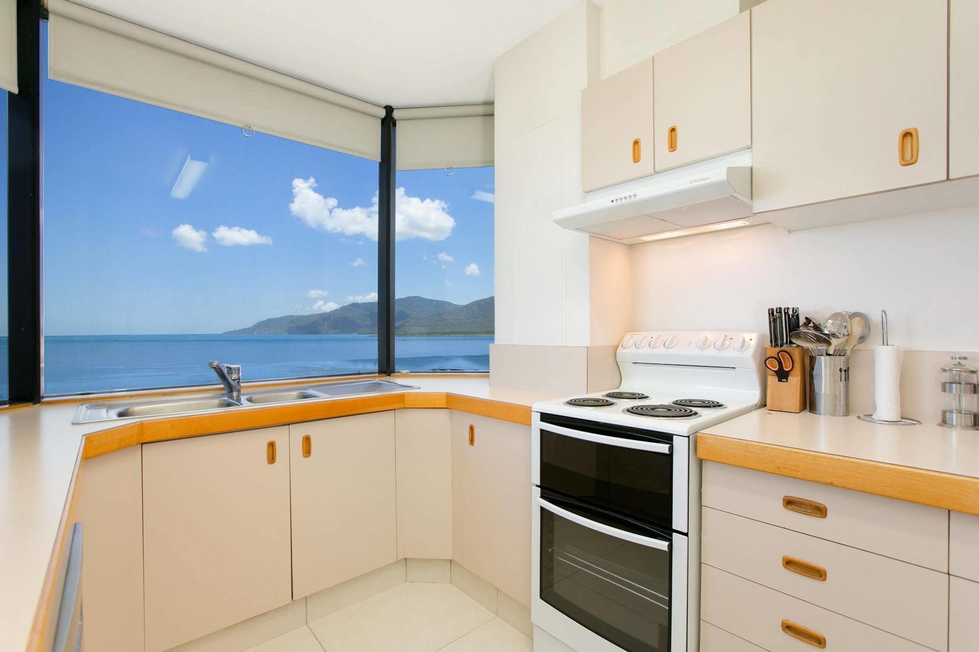 Hotel Tropiq Cairns Exterior photo